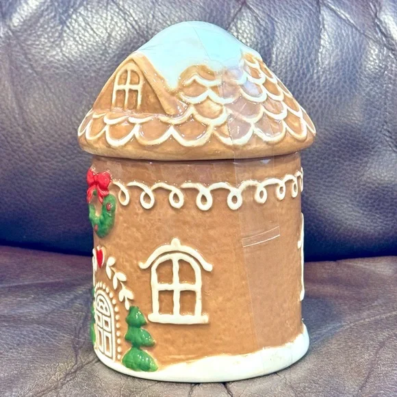 Holiday Gingerbread House 28oz Ceramic Canister - Picture 2 of 6